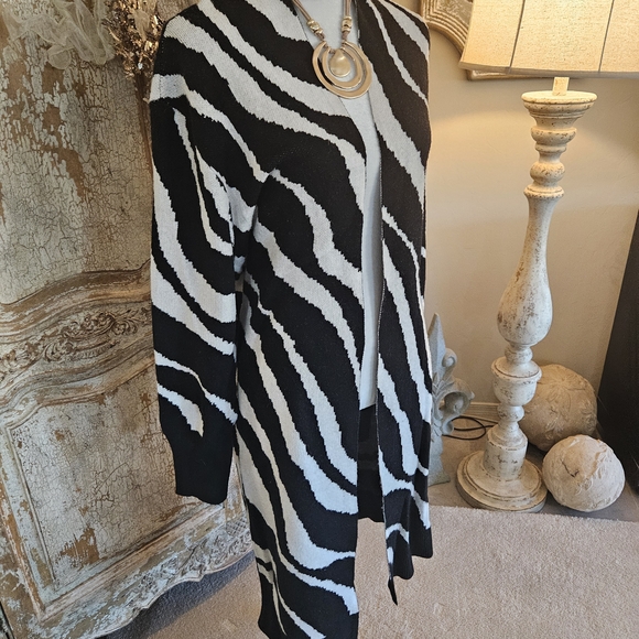 Black and White Zebra Print Women's Sweater XL - Picture 8 of 9